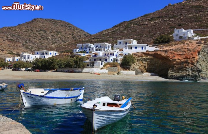 Barche Di Pescatori Lungo La Costa Di Folegandros, ... | Foto Folegandros